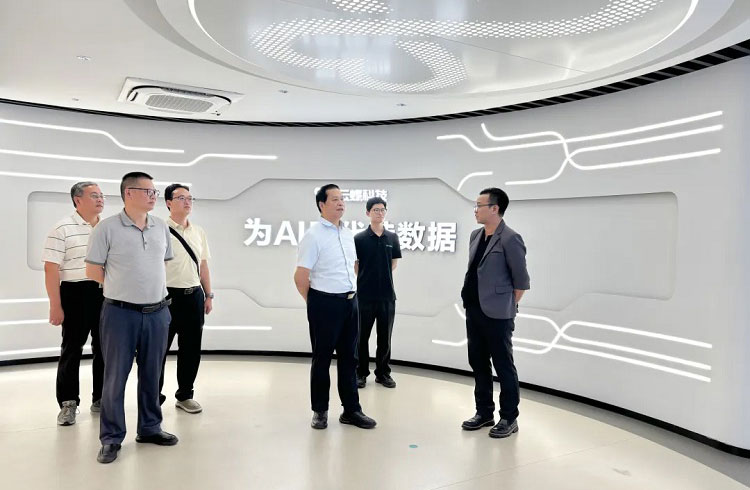 广东工贸职业技术学院党委书记何汉武一行莅临云蝶科技考察交流