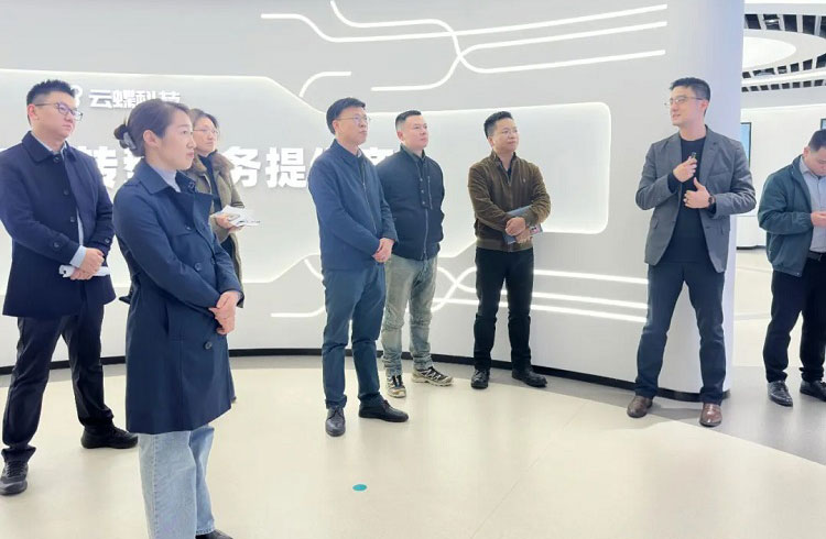 广州市政府督查室主任邓庆坚一行到访云蝶科技调研指导