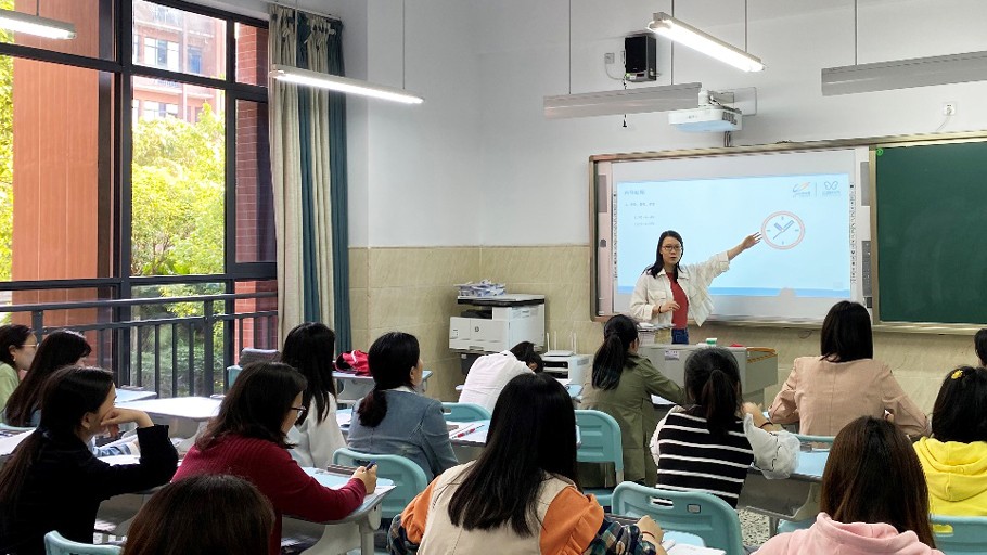重庆两江新区星湖学校智慧纸笔走入课堂