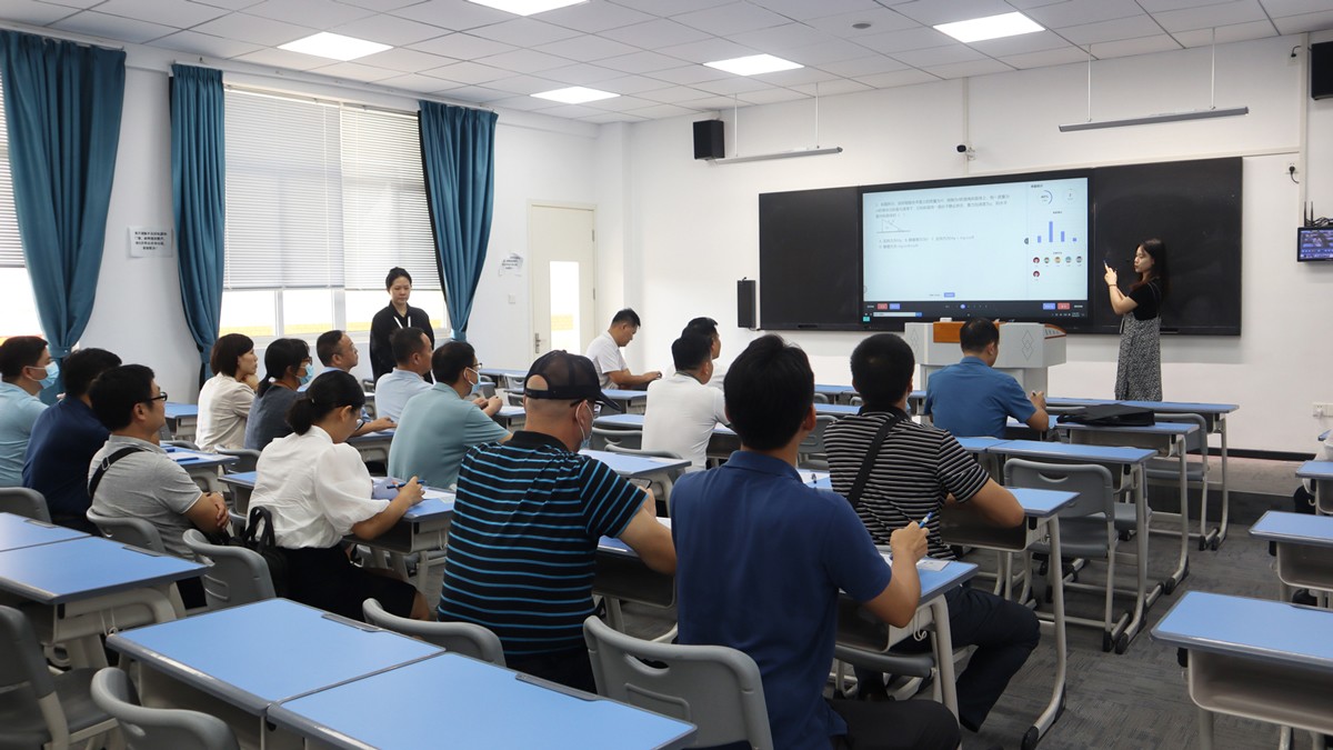 广西罗城教育考察团到访柳州市城中区教育大数据应用中心